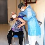 Carmen Gómez ha sido la primera persona en recibir la segunda dosis de la vacuna de Pfizer en la Comunitat Valenciana, en la residencia Verge del Miracle de Rafelbunyol (Valencia)