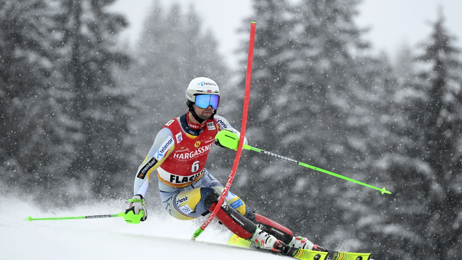 Sebastian Foss-Solevaag de Noruega pasando una puerta durante la primera prueba de la carrera de eslalon masculino de la Copa Mundial de Esquí Alpino de la FIS en Flachau (Austria), el 17 de enero de 2021. (Noruega) EFE/EPA/CHRISTIAN BRUNA