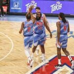 Harden y Kevin Durant se saludan en el centro de la pista