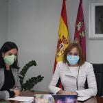 La vicepresidenta y consejera, Isabel Franco, y la directora general de Mujer, María José García, durante la videoconferencia del Cavax