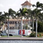 Un camión de la mudanza en Mar-a-Lago, la residencia de Trump en Palm Beach, Florida