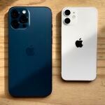 Imagen de archivo de un IPhone 12 Pro Max y de un iPhone 12 mini
