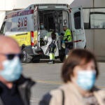 Una ambulancia en el acceso de urgencias del Hospital de La Fe, en Valencia