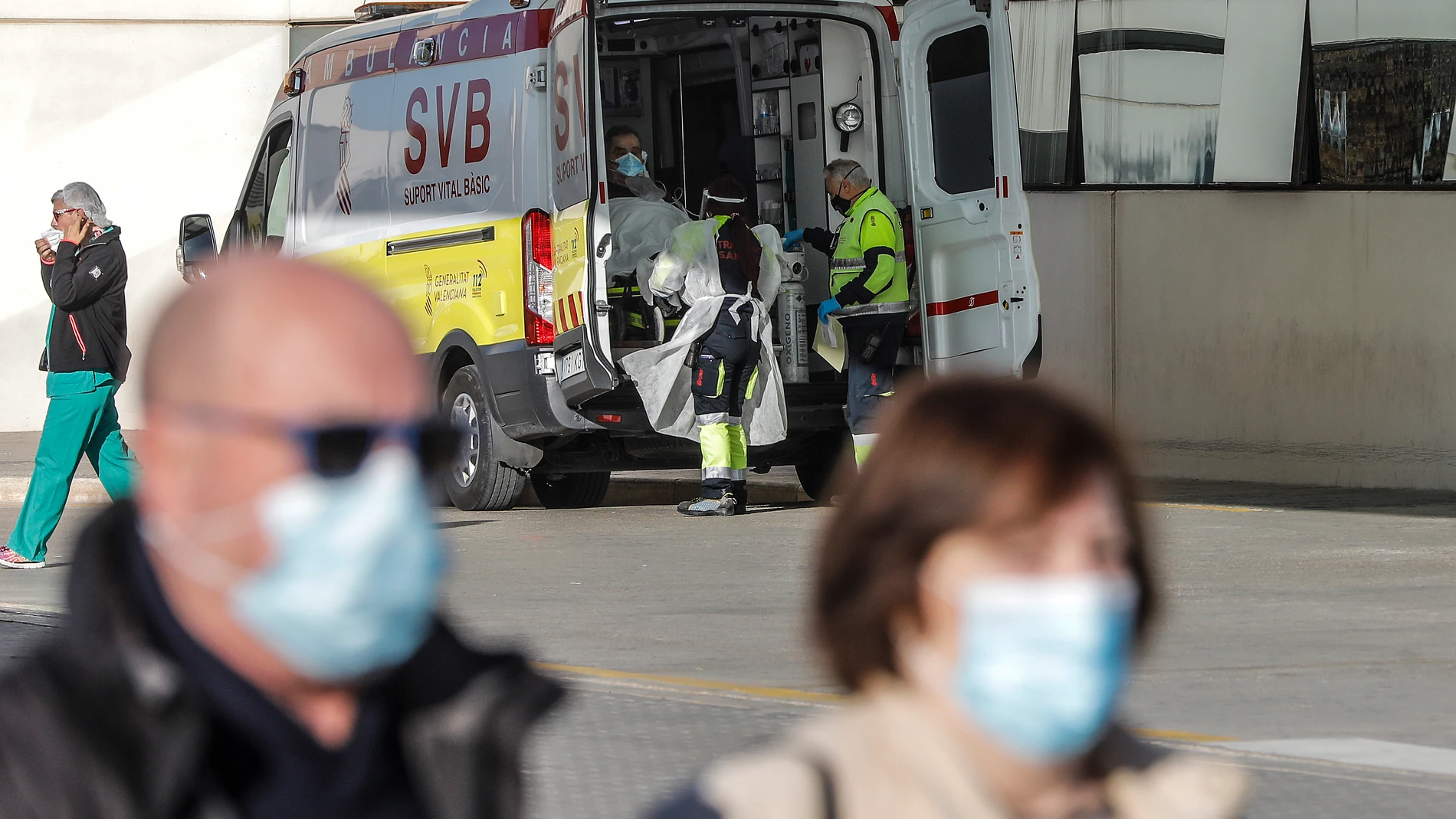 Una ambulancia en el acceso de urgencias del Hospital de La Fe, en Valencia