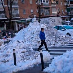 Siguen los trabajos de limpieza en las calles de Madrid para intentar volver a la normalidad después de la gran nevad