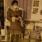 La mujer se quedó atrapada dentro del bazar después de cerrasen la tienda