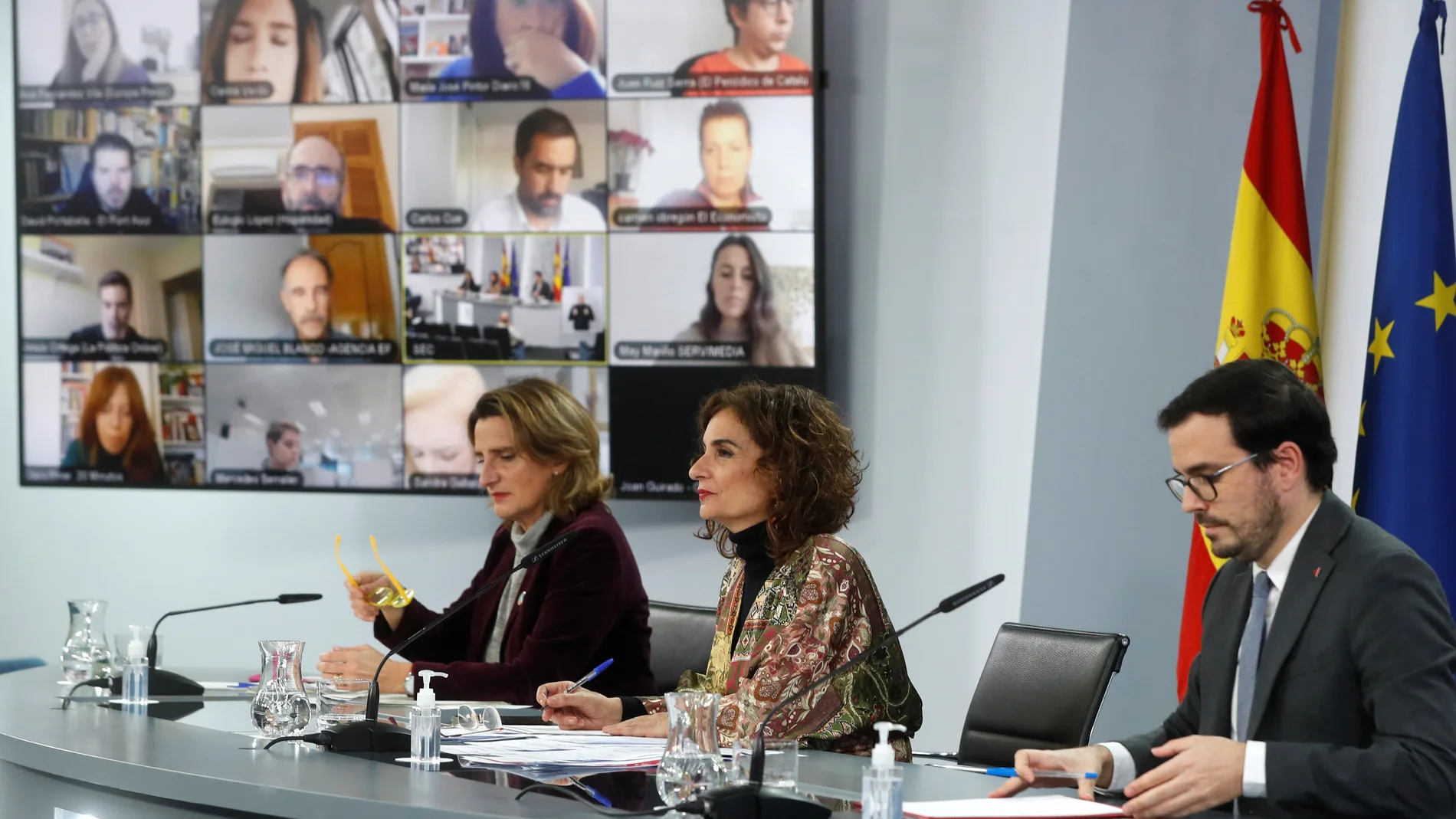 La ministra para la Transición Ecológica, Teresa Ribera; la portavoz del Gobierno, María Jesús Montero, y el ministro de Consumo, Alberto Garzón, en rueda de prensa tras la reunión del Consejo de Ministros