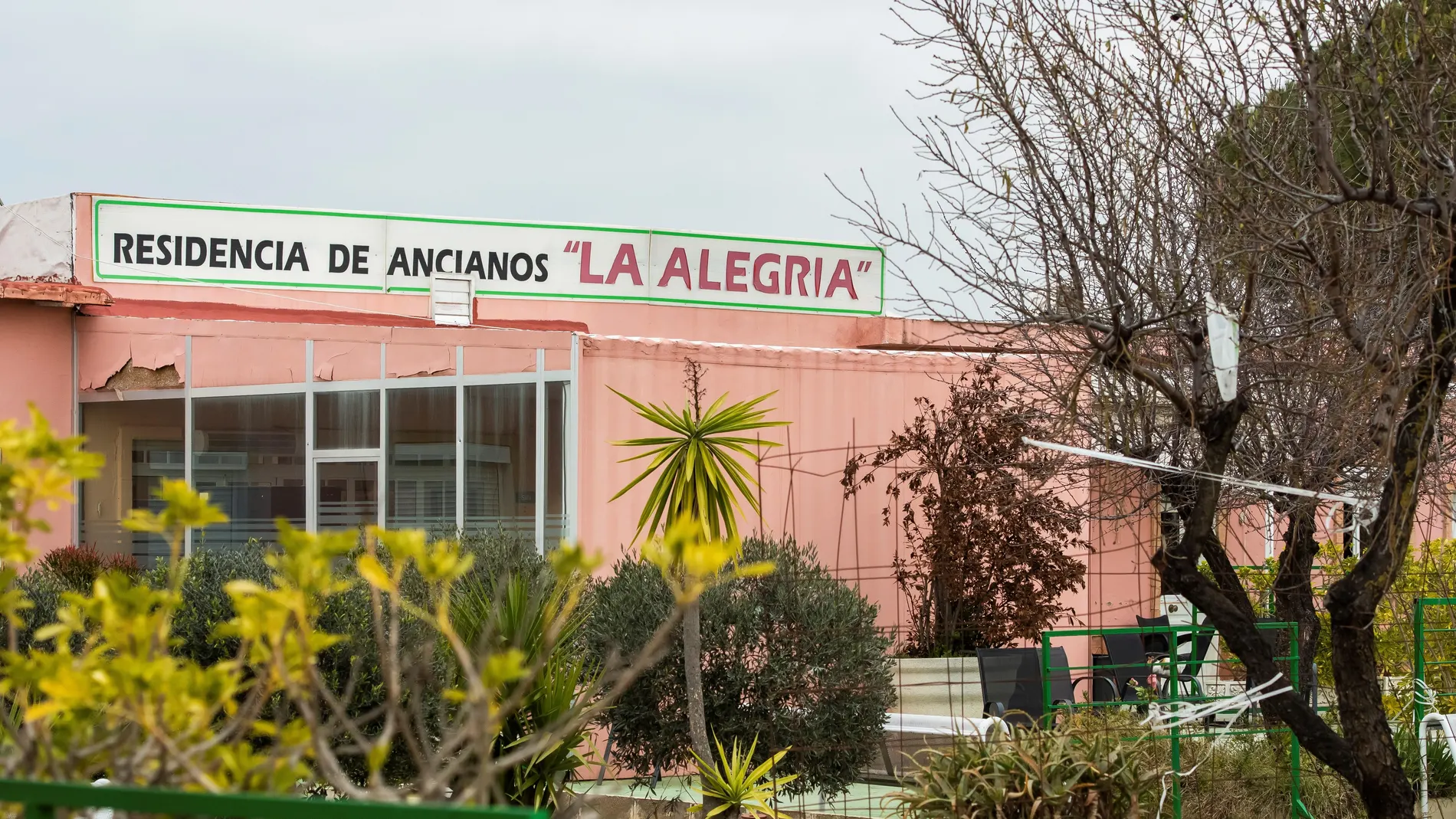 La Alegría, en Carmona, una de las dos residencias privadas de mayores de la provincia de Sevilla, junto con la de San Lorenzo, en Alcalá de Guadaíra, que la Junta de Andalucía ha cerrado cautelarmente