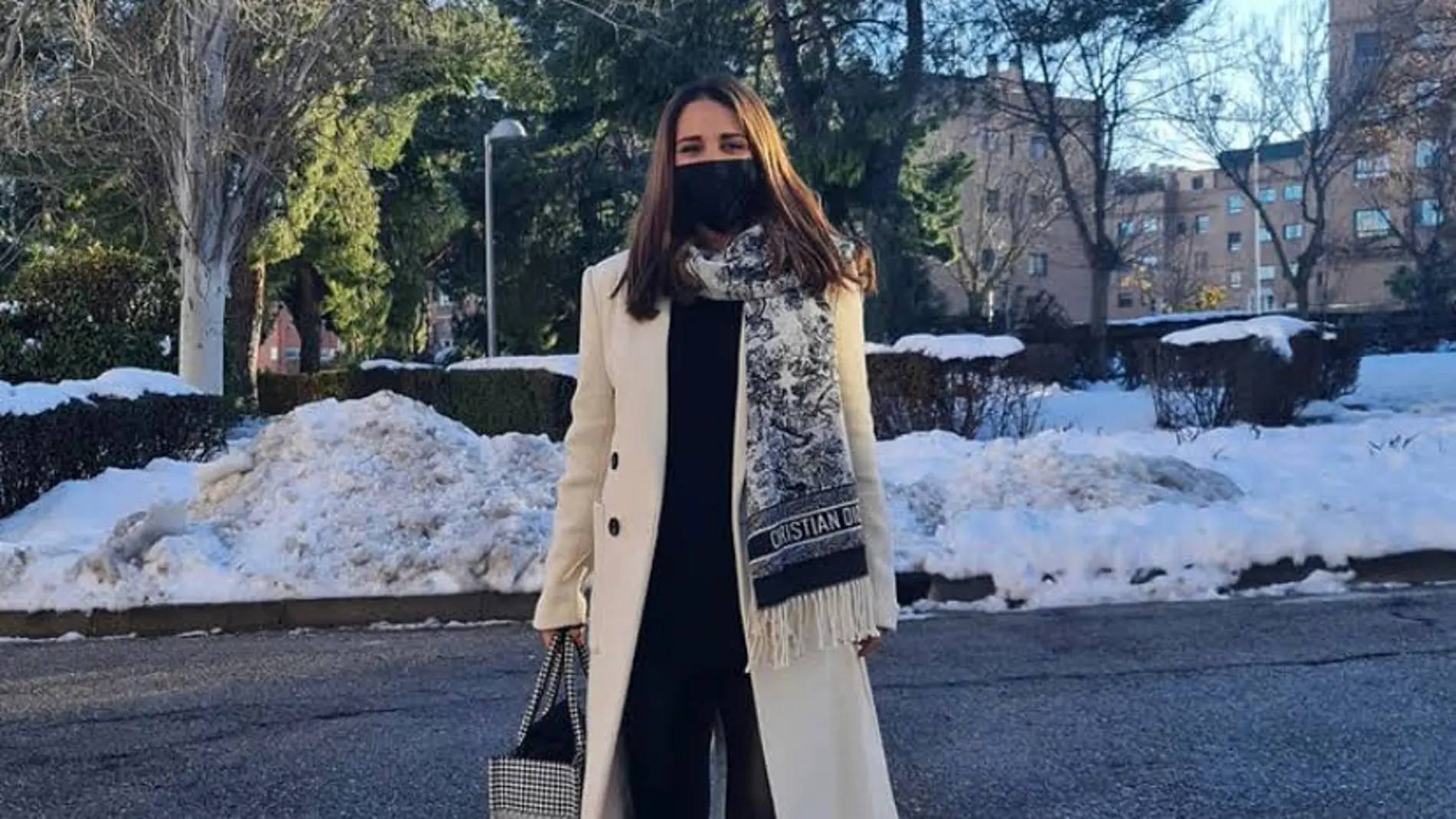 Paula Echevarría y el abrigo de segundas rebajas de Stradivarius.