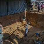 Trabajos de exhumación de la fosa común de Pico Reja, ubicada en el cementerio de San Fernando y que supone "uno de los lugares más simbólicos y más trágicos de la represión franquista de la Guerra Civil"