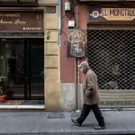 Un pequeño comercio de confección permanece cerrado mientras que una funeraria anexa permanece abierta el pasado mes de enero