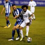 El defensa brasileño del Real Madrid Marcelo (d) disputa un balón con Jony Ñiguez (i), centrocampista del Alcoyano