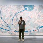 RM, del grupo coreano de pop BTS, posando en un museo en una imagen compartida en sus redes sociales