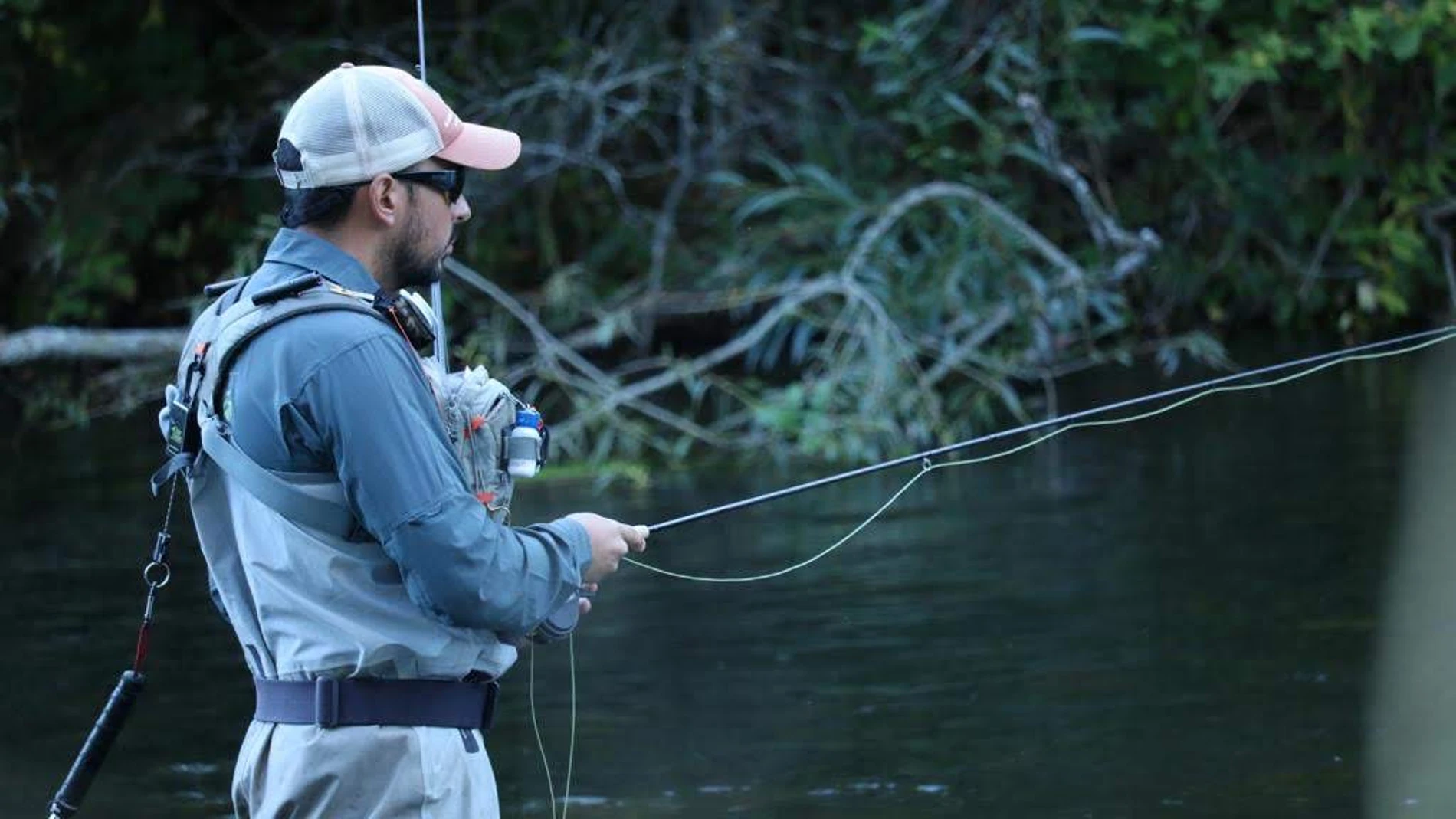 Un pescador en un río de Palencia