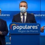 El portavoz del grupo parlamentario popular en la Asamblea Regional de Murcia Joaquín Segado (d) y el secretario general del partido en la Región de Murcia Miguel Ángel Miralles (i), momentos antes de la rueda de prensa que han ofrecido para pedir la dimisión de la alcaldesa socialista de Molina de Segura Esther Clavero por vacunarse de Covid-19, este miércoles en la sede del partido en Murcia. La alcaldesa socialista de Molina de Segura (Murcia), Esther Clavero, ha informado este miércoles en un comunicado que ha sido vacunada contra el coronavirus por prescripción médica al ser "una paciente oncológica de alto riesgo y con una alta exposición social", no por su cargo público. EFE/Marcial Guillén