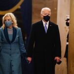El presidente electo de Estados Unidos, Joe Biden (d), junto a su mujer, Jill Biden (i), llegan a la ceremonia de investidura