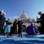 Joe Biden jurando sobre la biblia.
