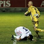 El portero del Alcoyano José Juan (d) para el balón junto al brasileño Éder Militao, del Real Madrid
