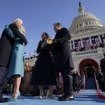 Joe Biden abraza a su esposa Jill en presencia de sus dos hijos