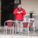 Un hombre toma un café en un bar de Tordesillas, Valladolid (España), a 20 de enero de 2021
