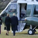 Donald Trump y su esposa abandonan la Casa Blanca