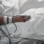 Manos de un paciente ingresado por Covid-19