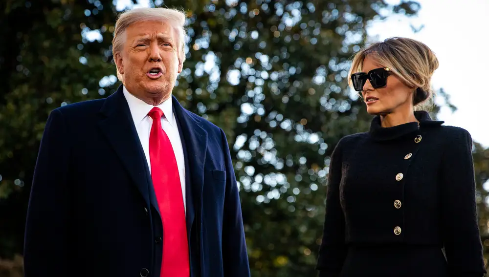 El look de Melania Trump para abandonar la casa blanca.