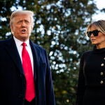 El look de Melania Trump para abandonar la casa blanca.