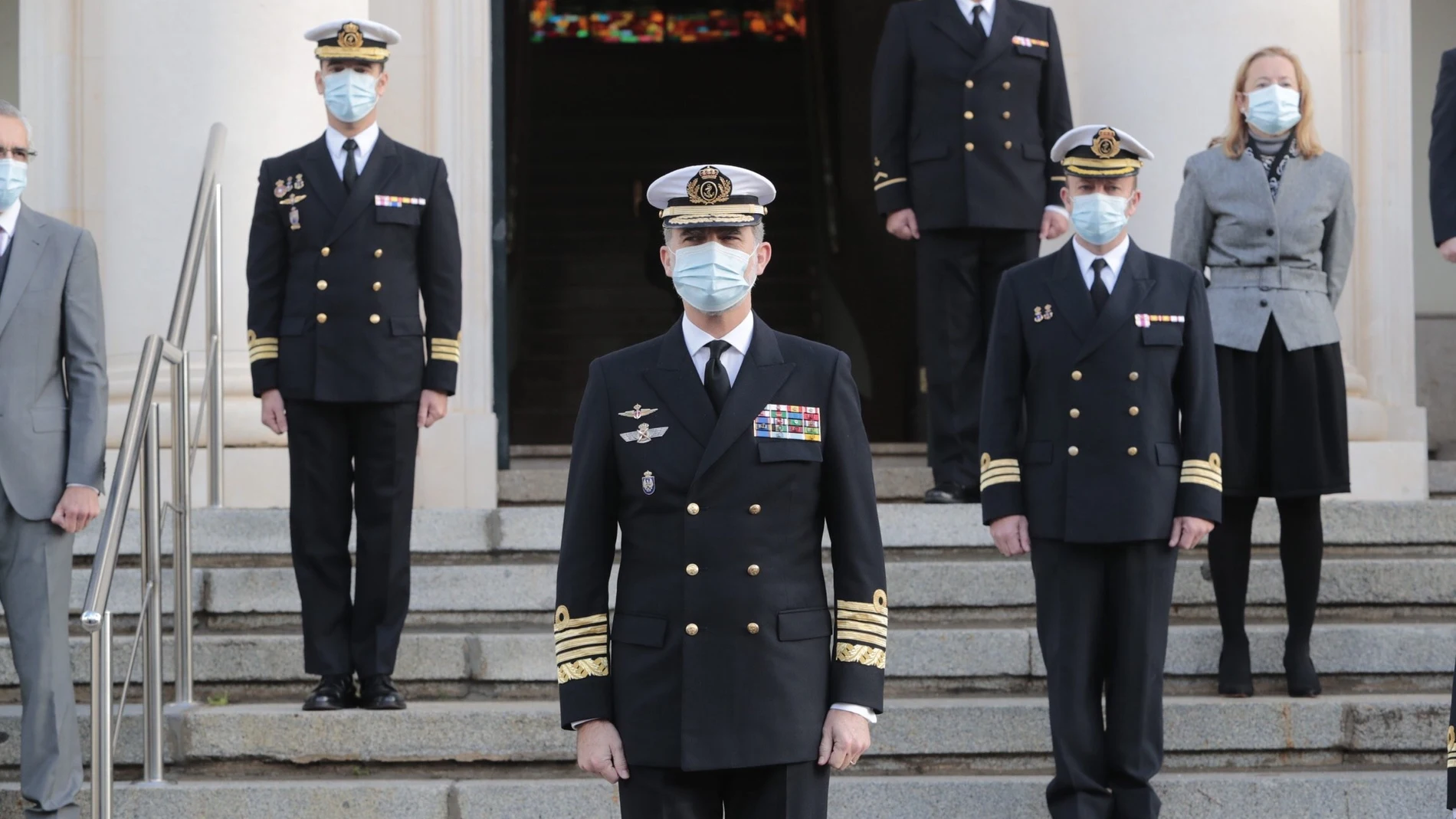 GRAFAND5510. CÁDIZ, 21/01/2021.- El rey Felipe VI a su llegada hoy en Cádiz al Instituto Hidrográfico de la Marina, el organismo del Ministerio de Defensa encargado de realizar y conservar la cartografía náutica nacional. EFE/Román Ríos/POOL