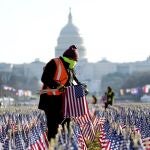 Los trabajadores recogen las 200.000 banderas frente al Capitolio, donde tuvo lugar la investidura del presidente Joe Biden