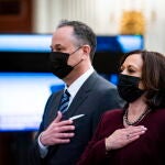La vicepresidenta Kamala Harris y su marido Doug Emhoff