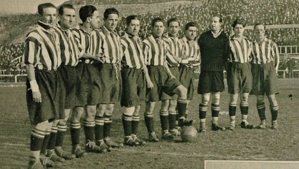 El internacional Pololo junto a su equipo, el Atleti