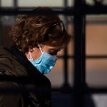 Una mujer utiliza dos mascarillas
