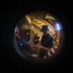 La policía hace guardia fuera de un apartamento