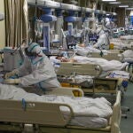 Profesionales sanitarios trabajan en una unidad de cuidados intensivos aislada de un hospital en Wuhan (China)