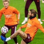 Sergio Ramos, en un entrenamiento con Odegaard