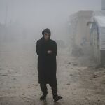 Un joven camina por el campo de refugiados de Barisha en Siria
