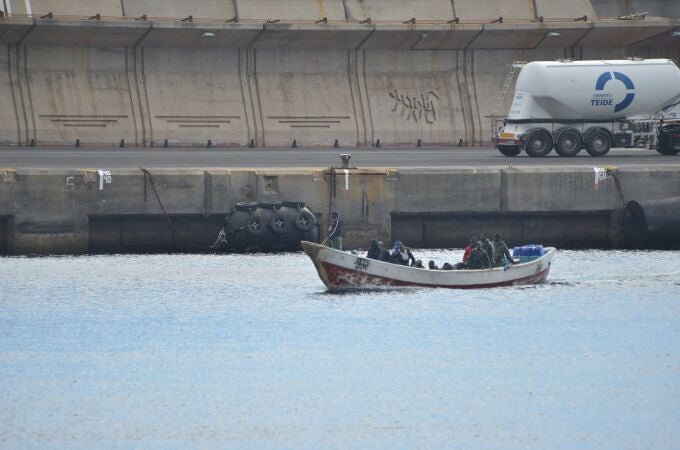 - Imagen de la llegada al puerto de la Estaca, en la isla de El Hierro, de un cayuco con 28 personas a bordoo. EFE/Gelmert Finol