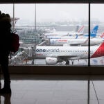 Dos pasajeros en el aeropuerto Adolfo Suárez Madrid Barajas durante el temporal de nieve de comienzos de año