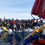Vista de algunos de los 119 inmigrantes que la tripulación del barco Ocean Viking, de la organización humanitaria SOS Méditerranée, rescató el pasado jueves 21 de enero.
