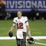 Tom Brady se marcha del campo tras ganar a los New Orleans Saints