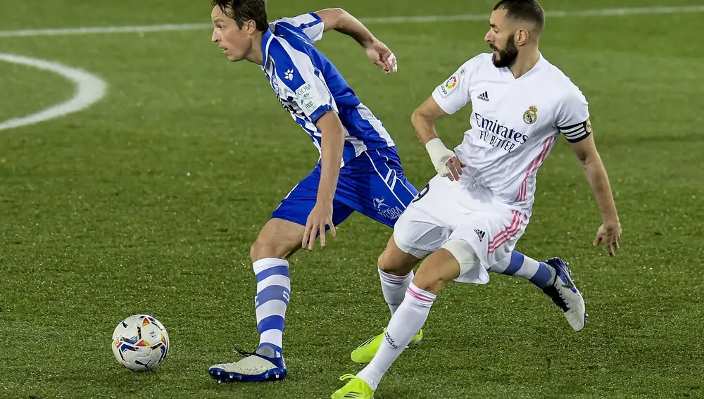 Karim Benzema y Tomás Pina, en el Alavés-Real Madrid, de LaLiga