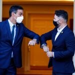 El presidente del Gobierno, Pedro Sánchez (i) y el el portavoz de Esquerra Republicana (ERC) en el Congreso, Gabriel Rufián, se saludan con el codo en el Palacio de la Moncloa antes de mantener una reunión, en Madrid (España), a 3 de septiembre de 2020