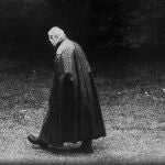 Rudolf Hess, paseando en los últimos días de su larga y controvertida condena en la prisión de Spandau