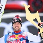 El suizo Beat Feuz celebra su victoria en el podio de la carrera de descenso masculino en la Copa del Mundo de Esquí Alpino de la FIS en Kitzbuehel, Austria, 24 de enero de 2021. EFE/EPA/CHRISTIAN BRUNA