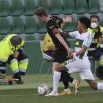 Frenkie de Jong protege la pelota ante Johan Mojica en el Elche - Barcelona de Liga