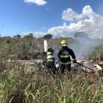 Bomberos del estado de Tacantis trabajan junto a los restos de la avioneta del Palmas.