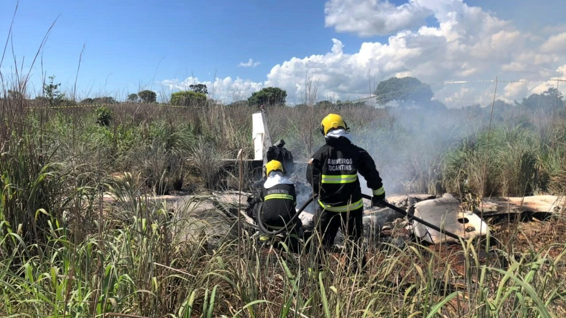 Bomberos del estado de Tacantis trabajan junto a los restos de la avioneta del Palmas.