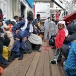 Personal sanitario realiza pruebas de covid-19 a los 373 inmigrantes rescatados en los últimos días en el Mediterráneo central por el barco Ocean Viking