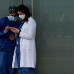 Dos sanitarias se toman un descanso ante el Hospital del Mar de Barcelona este lunes, cuando Cataluña ha superado las 3.000 personas ingresadas debido a la COVID-19, por primera vez desde la primera ola
